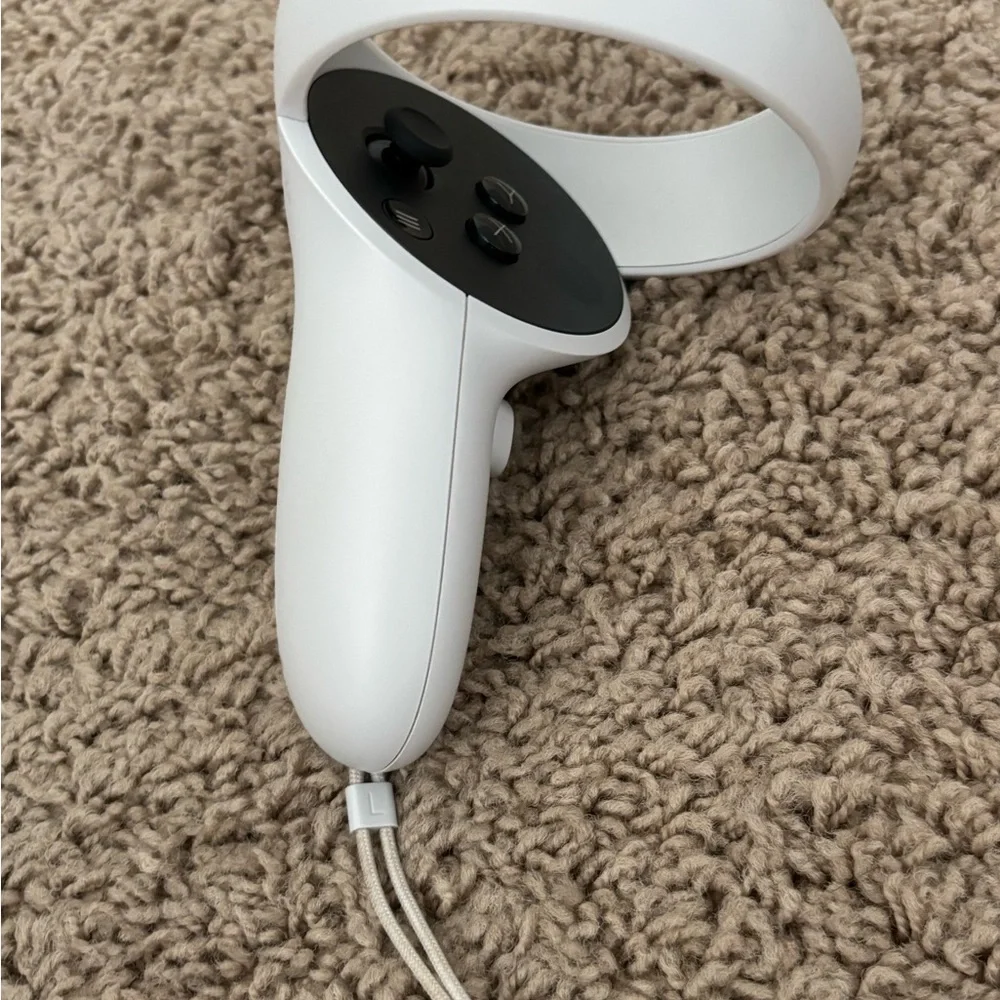 Standalone VR Headset - White and Black